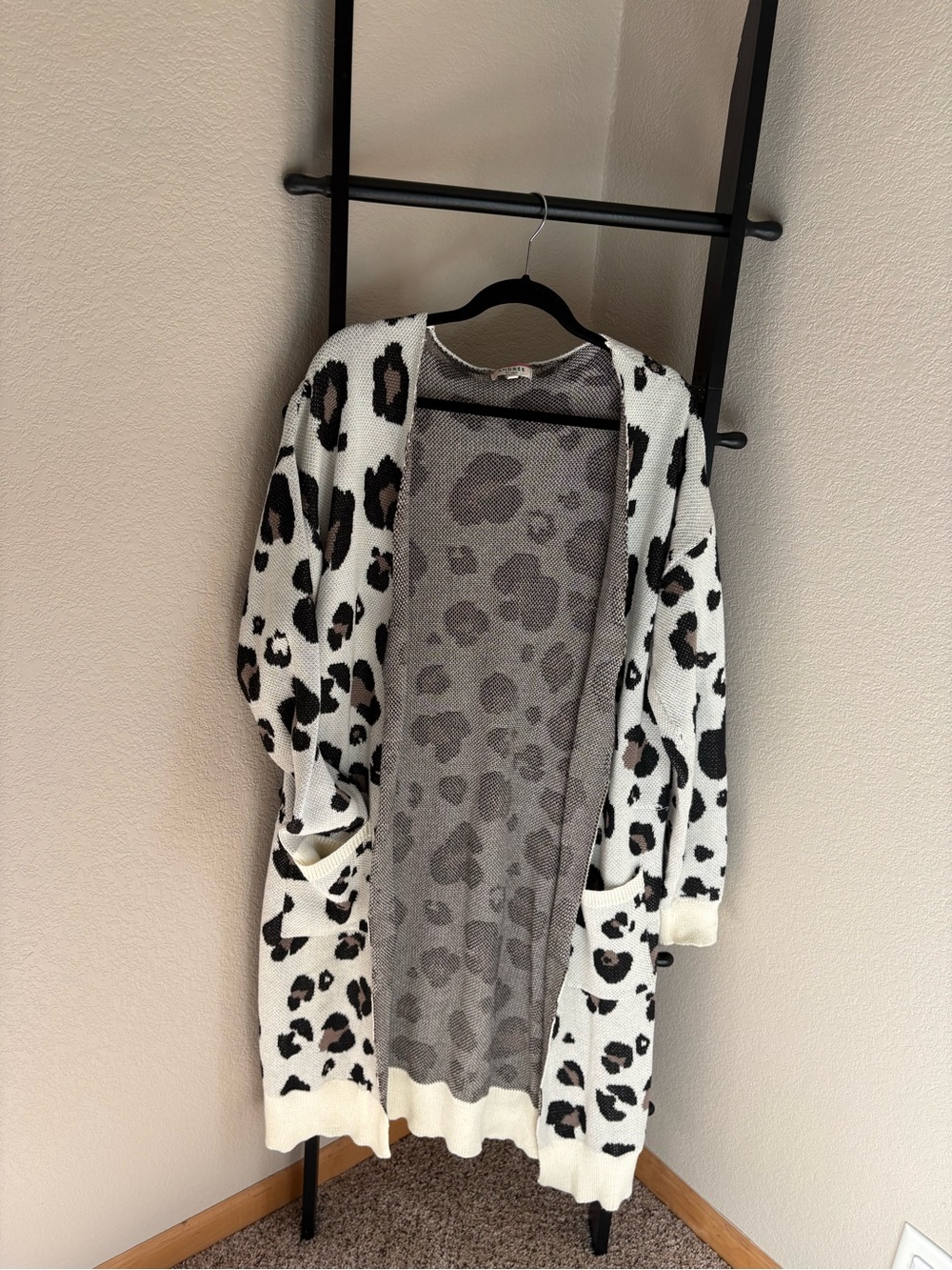 ANDREE BY UNIT White and Black Leopard Print Open Cardigan